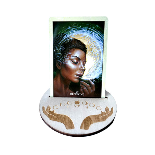 Tarot & Oracle altāra kāršu stends no koka pusmēness formas